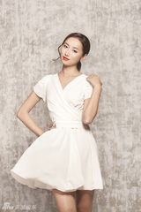 组图：吕一纯美清新出镜 演绎天然独特气质