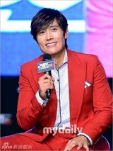 组图：李秉宪出席电影《赤焰战场2》韩国首映