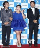 组图：韩国际喜剧节红毯挤胸熊抱肉搏精彩不断