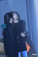 组图：佟大为关悦夫妇参观艺术展 章子怡嫂子陪同