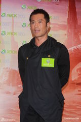 组图：古天乐代言游戏挥剑闯关 望周董体谅狗仔