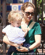 组图：娜塔丽-波特曼单手抱娃 小家伙萌样可爱