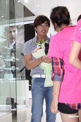 组图：贺军翔现身上海捞金 打造摩登时尚新造型