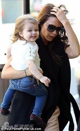 组图：辣妹带七公主现身车站 赴巴黎与小贝庆生