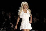 高清组图：帕丽斯-希尔顿巴西时装周上客串走秀