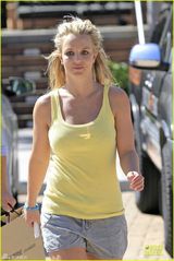 组图：布兰妮夏日穿大棉靴 露壮硕象腿