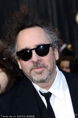 组图：大导演蒂姆-伯顿与女友海伦娜亮相