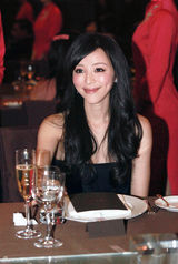 组图：张静初现身慈善晚宴 呼吁关注弱视儿童