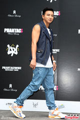 组图：周杰伦被问订婚打太极 自豪暴瘦腹肌仍在