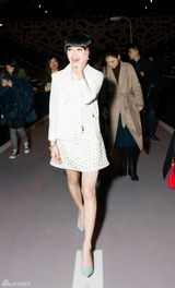 组图：秦岚短发亮相巴黎时装周 颠覆自我真性情