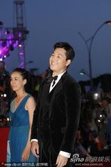 组图：郑雨盛(郑宇成)黑色西服帅气亮相釜山红毯