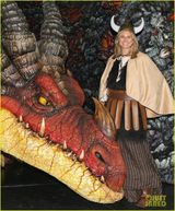 组图：海蒂-克鲁姆上演舞台剧 揭秘《驯龙高手》