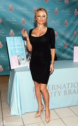 幻灯图集：帕米拉-安德森发新香水 爆乳亮“胸”器 