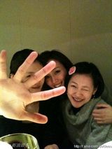 幻灯图：小S玩微博不亦乐乎 大秀宝贝女儿可爱照