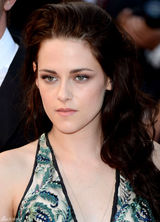 组图：暮光女戛纳走秀罩杯小难撑深V