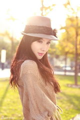 组图：徐立秋日毛衣街拍演绎浪漫童话