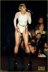 组图：麦莉穿高开叉三角裤献唱下体隐现