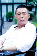 组图：侯勇时尚街拍尽显绅士风格