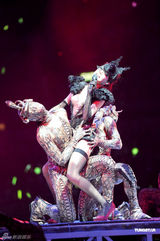 组图：容祖儿香港红馆开唱 与舞伴亲密不尴尬