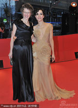 幻灯图集：《在路上》首映变庆生会 主席热拥导演