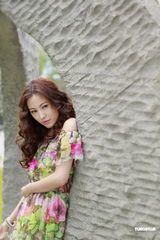 组图：刘心悠花朵裙装拍写真 望早日遇真命天子