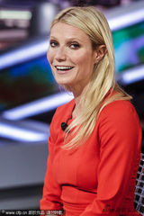 组图：格温妮丝上节目展示厨艺 表情夸张频笑场