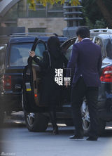 独家：李湘素颜外出车内啃三明治