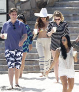 组图：LadyGaga狂甩赘肉 碎花比基尼清凉度假