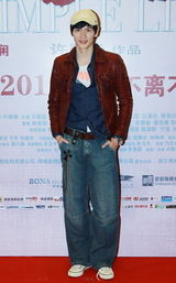 组图：《桃姐》首映式主创亮相 众星登台助阵