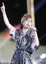 组图：第26届金鹰奖闭幕式周笔畅现场献唱