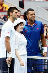 组图：刘晓庆英伦装助阵中网决赛 白裙显优雅