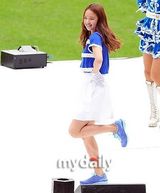 组图：刘在锡朴明秀等担任足球比赛啦啦队