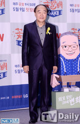 组图：SJ希澈扶仨爷爷宣传新剧 梳油头演帅警察