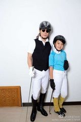 组图：哈文晒全家福 李咏扮帅爸女儿俏丽