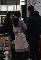 独家：Angelababy粉色潮装离京 帅男送机