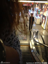 组图：大S宽松衫书店购育儿书 汪小菲爱风水书