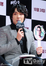 组图：MBLAQ李准宣传《演员》自认新人跪地行礼