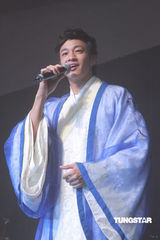 组图：何润东开唱跳热舞 为吴建豪飞机拍照说情