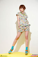 组图：阿Sa(蔡卓妍)演绎女鞋品牌 拍广告频频添食