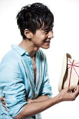 组图：乔振宇清凉夏日写真 小麦肤色健康性感