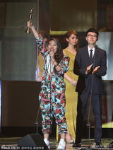 组图：葛仲珊获最佳新人奖 登台表演花裙抢镜