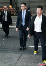 组图：陈志云贪污案重审 王喜陪同表情轻松