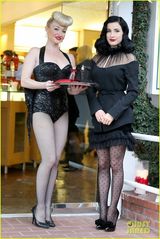 组图：蒂塔-万提斯小黑裙优雅亮相 丝袜美腿秀性感