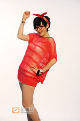 组图：广州快女50强拍创意大片 清新美女现场搞怪