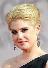 高清图：凯莉-奥斯本礼服亮相香肩柔媚