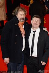 组图：《庭院》首映凯瑟琳抽烟 导演玩男男热吻