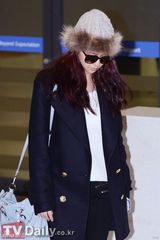 组图：众星结束金唱片返韩 具荷拉素颜SJ裹冬衣