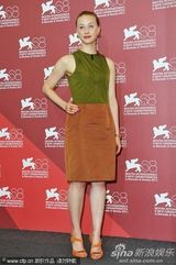 组图：《危险方法》记者会 奈特莉花裙黑超抢眼