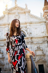 组图：张俪异国广场放鸽 享受阳光笑厣如花