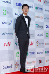 组图：宋慧乔李钟硕李准基等亮相电视颁奖礼